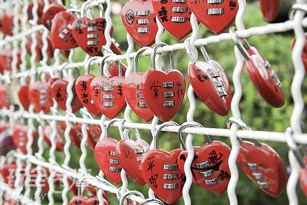 心锁墙上挂满了情侣间的祝福/玩全台湾旅游网特约记者陈健安摄