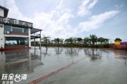 宜蘭礁溪.雲頂民宿-寬廣停車場~