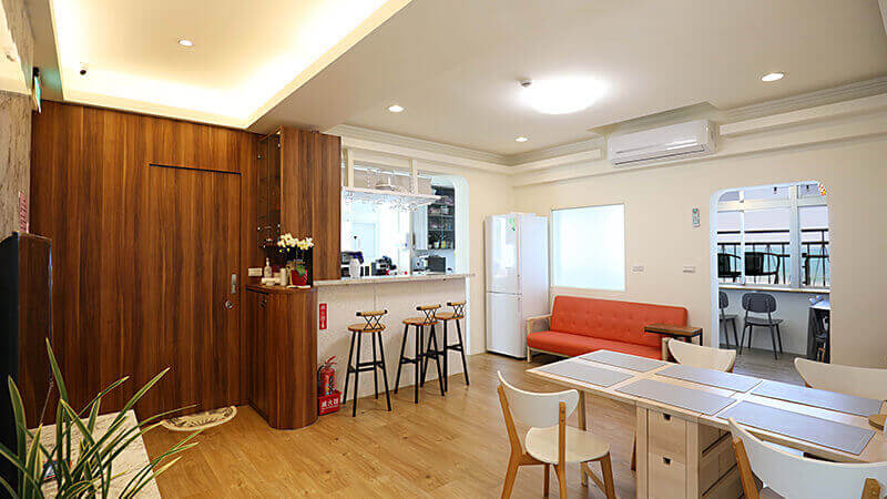 三芝旅途中海邊民宿客廳