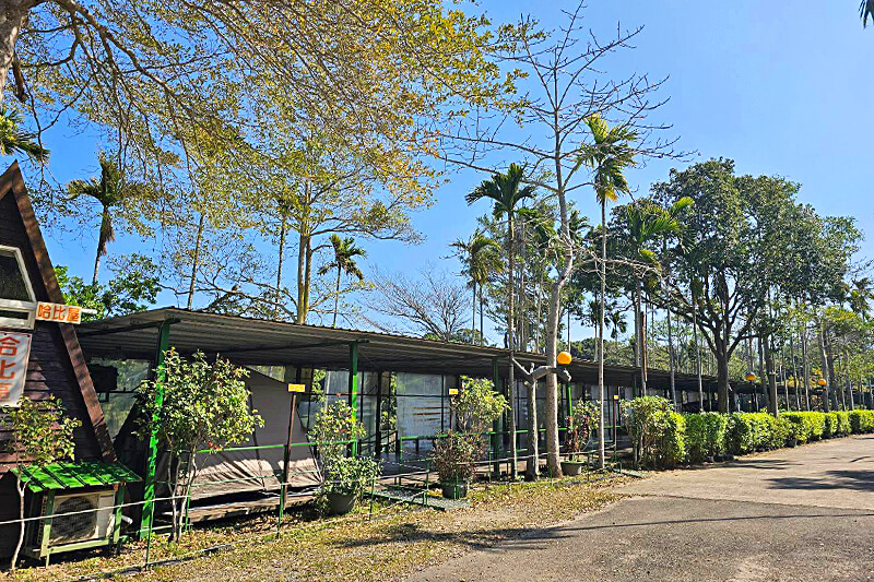 哈比有棚面湖木棧營區