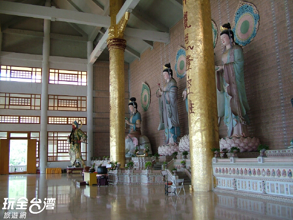 為信眾捐地興建而成,並特為此成立臺灣雷藏寺興建委員會,推動中國真佛