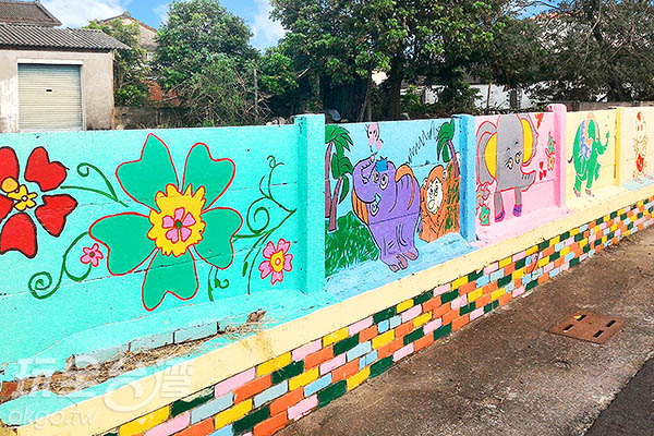 围墙上随处可见可爱的彩绘/玩全台湾旅游网摄
