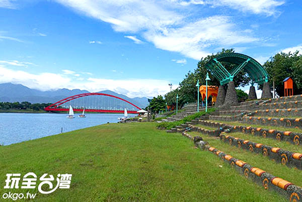 大红色的桥梁衬托淡蓝河水显得清幽宜人/玩全台湾旅游网摄