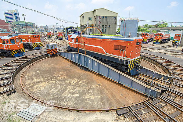 上转盘后,旋转至对应的轨道/玩全台湾旅游网特约记者陈健安摄