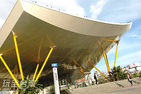 搭乘捷運去旅行‧最潮的都市摩登綠洲→周邊美食也太美味了吧～！