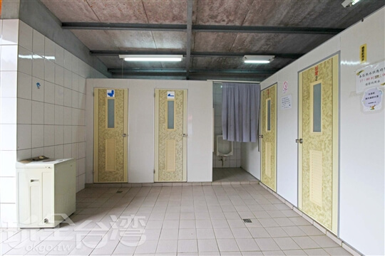 男浴廁位於賞月區下方，樂活區旁邊
　