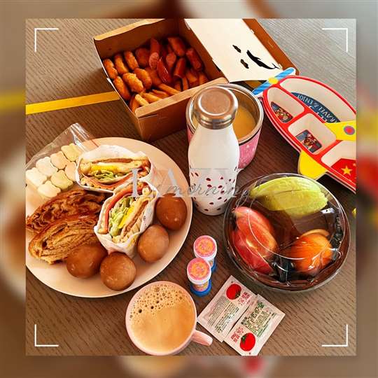 西式早餐 可選擇做成早餐藍送到房間 (便於攜帶且方便食用) (內容有三明治或養生麵包.水煮蛋 德式香腸.雞塊.薯條 .豆漿..紅茶.咖啡.水果.棉花糖.餐後小朋友玩具等)
相片來源：宜蘭親子溜滑梯民宿‧宜人生活