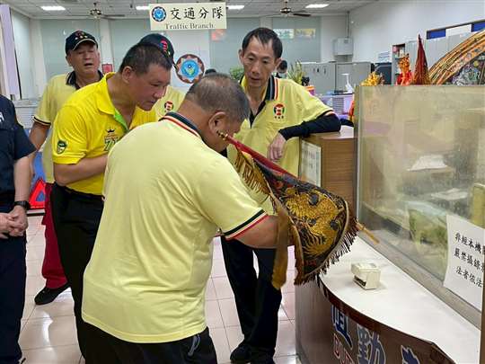 包府千歲降駕,正在指示交通隊長
相片來源：財團法人台中市水安宮