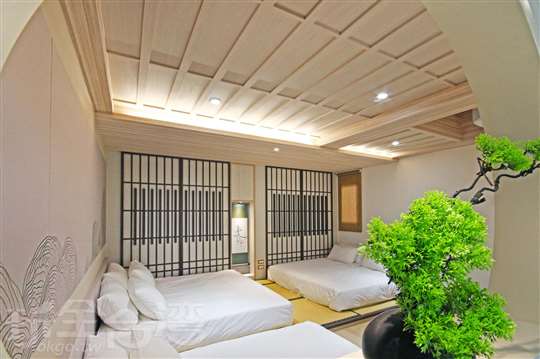 紺 六人房