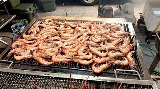 今天的客人烤30隻大龍蝦.