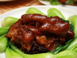 桑椹黑豬腳_這是蘇師傅非常自豪的一道料理，都是選用溫體黑豬肉與桑椹現煮，讓豬腳能融入桑椹的滋味，吃起來肉質ＱＱ的，有多種層次的口感，嚼到最後滿口還散發著桑椹的滋味。
