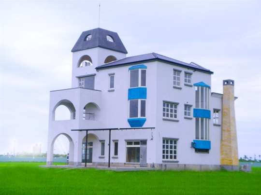 喆園宜蘭民宿｜羅東交流道旁歐風景觀民宿・夜景雪山一次擁有