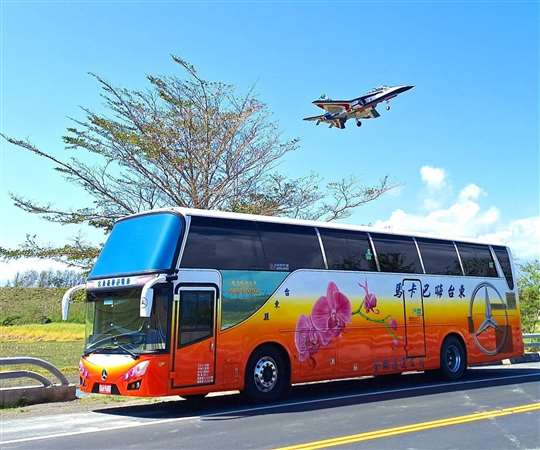 台東阿暐遊覽車‧原鄉旅遊-2021年賓士500三排座椅